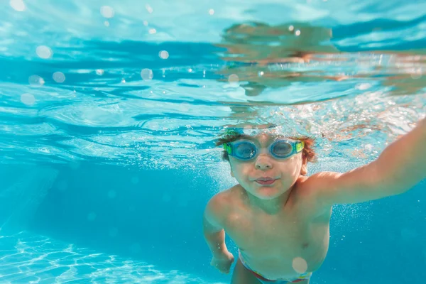 Niño nadando bajo el agua — Foto de Stock