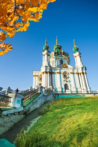 St andrew Kirche mit Blättern — Stockfoto