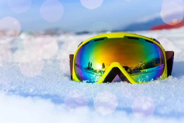 Kleurrijke gele ski-masker — Stockfoto