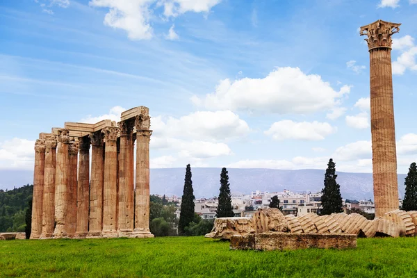 Templo de Zeus en colina verde — Foto de Stock