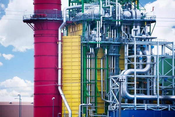 Fabbrica con torre e tubi metallici — Foto Stock