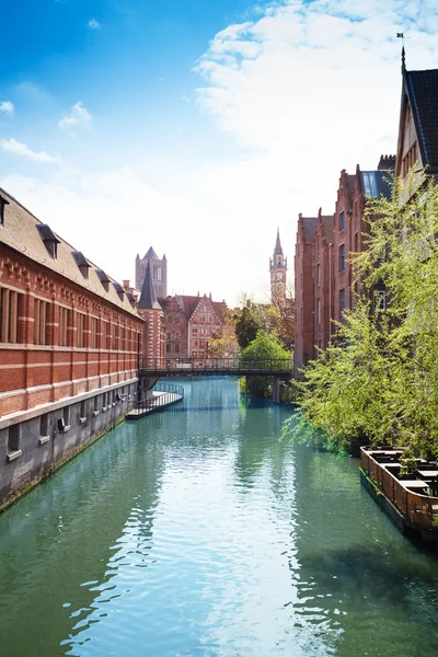 Brücke, Fluss und Häuser in Gent — Stockfoto