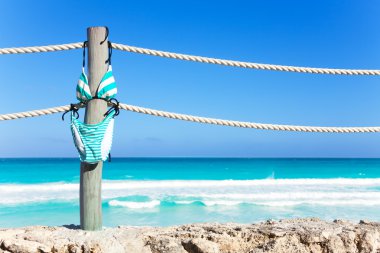Sökülen bikini pier halatlar üzerinde asılı