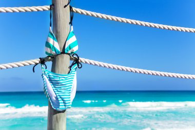 Sökülen bikini pier halatlar üzerinde asılı