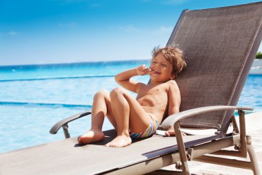 Güneşlenme üzerinde döşeme çocuk