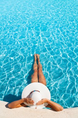 Suda döşeme şapkalı kadın