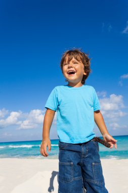 Kum plajındaki mutlu çocuk