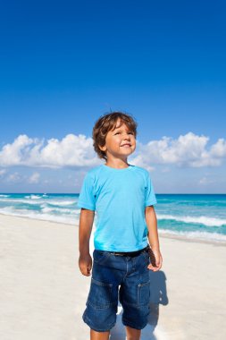 Kum plajındaki mutlu çocuk