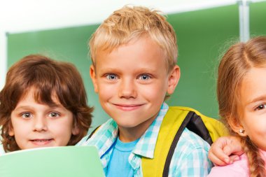 Mutlu çocuklar yan yana