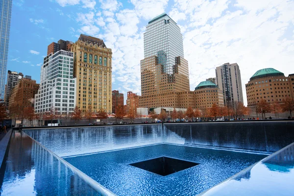 Мемориал 911 с красивыми зданиями — стоковое фото