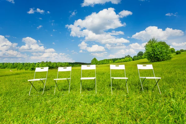 Stoelen op groen gras — Stockfoto