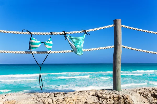 Bikini spogliato appeso alle corde del molo — Foto Stock