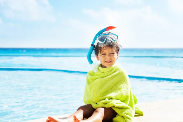 Chłopiec z ręcznikiem i snorkel maski — Zdjęcie stockowe