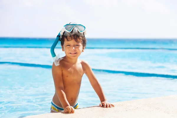 Sonriente chico con máscara de snorkel —  Fotos de Stock