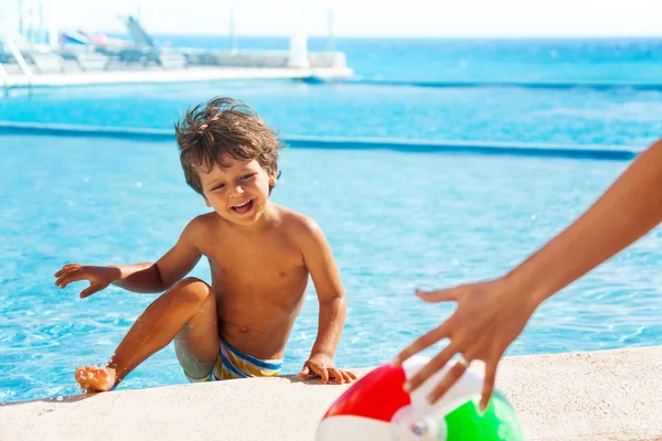 Garçon grimpe à la frontière de la piscine — Photo