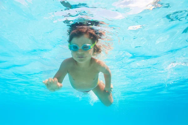 Ragazzo con gli occhiali nuotare sott'acqua — Foto Stock