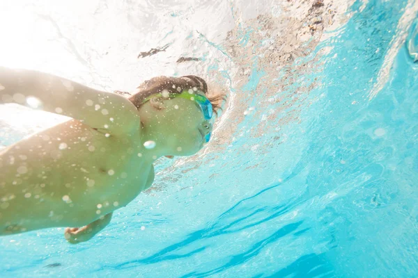 Junge mit Schutzbrille schwimmt unter Wasser — Stockfoto