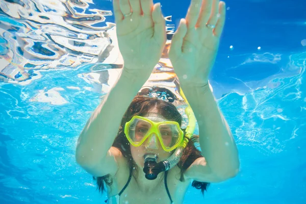 Mulher com máscara de snorkel — Fotografia de Stock