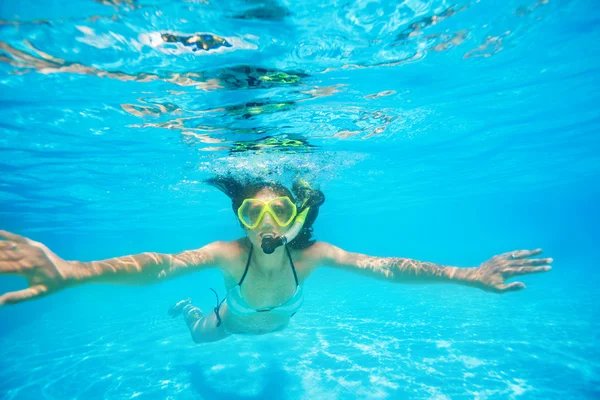 Woman swimming under water — Stock Photo, Image