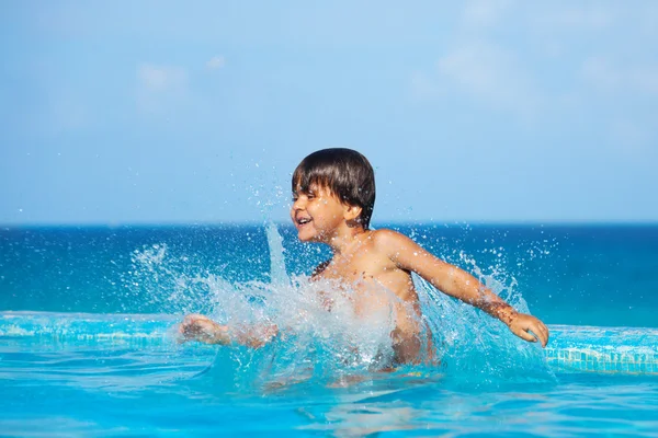 Happy boy splashing water — Stock Photo, Image