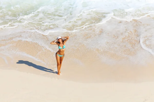 Woman in ocean waves — Stock Photo, Image