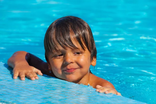 小男孩控股边框的游泳池 — 图库照片