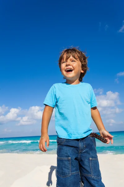 Felice ragazzo sulla spiaggia di sabbia — Foto Stock