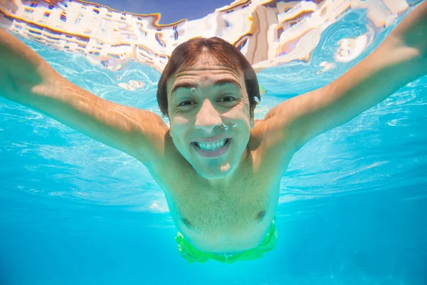 Człowiek pływający pod wodą — Zdjęcie stockowe