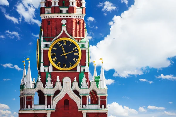 Kremlin Spasskaya toren met klok — Stockfoto