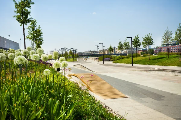 Park op Krymskaya Dijk — Stockfoto