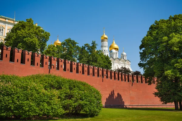 Кремлевская стена с Патриаршим дворцом — стоковое фото