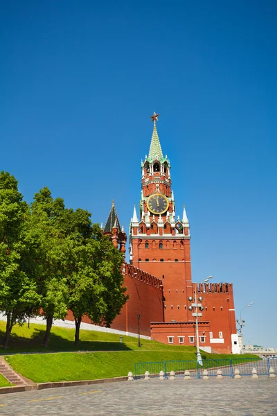 Spasskaya tower met klok — Stockfoto