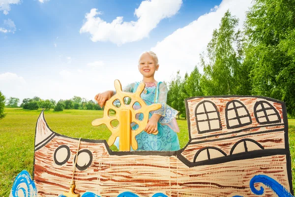 Mädchen übernimmt das Ruder — Stockfoto