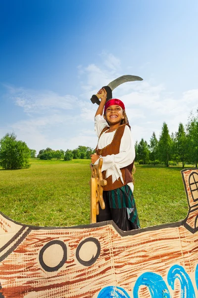 Ragazza in costume da pirata con spada — Foto Stock