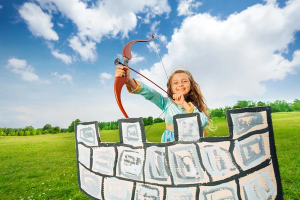 Prinzessin mit Bogenschießen vom Turm — Stockfoto