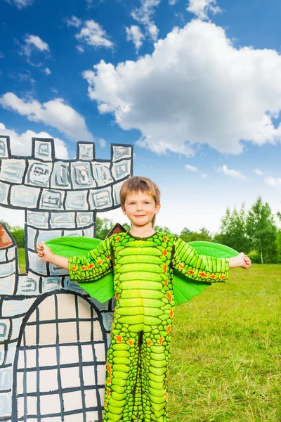 Jongen in kostuum van groene draak — Stockfoto