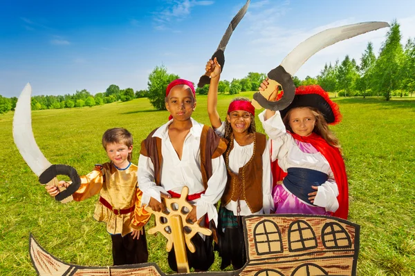 Jungen und Mädchen in Piratenkostümen — Stockfoto