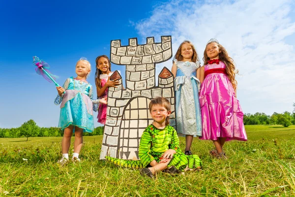 Prinzessinnen und Junge im Monsterkostüm — Stockfoto