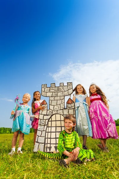 Prinsessor och pojken i monster kostym — Stockfoto