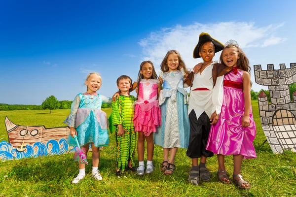 Kinderen knuffelen in kostuums — Stockfoto