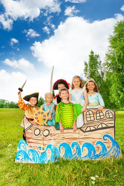 Gruppo di bambini in piedi sulla nave — Foto Stock