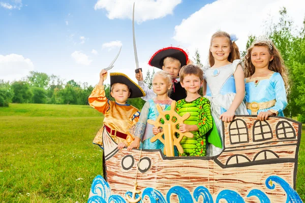 Група дітей стоїть на кораблі — стокове фото