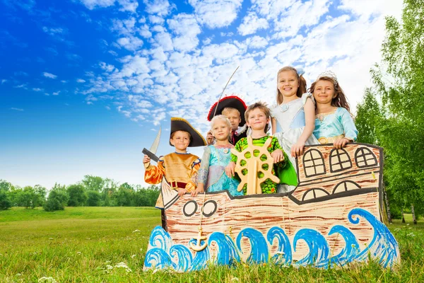 Group of kids stand on ship — Stock Photo, Image