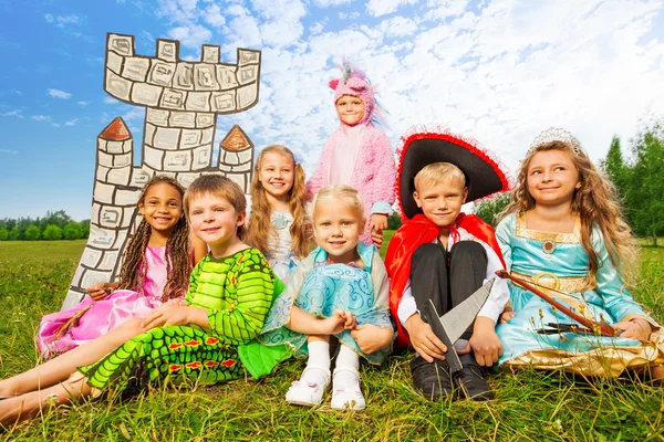 Kinderen in festival kostuums — Stockfoto