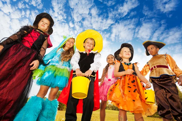 Niños con disfraces de Halloween —  Fotos de Stock