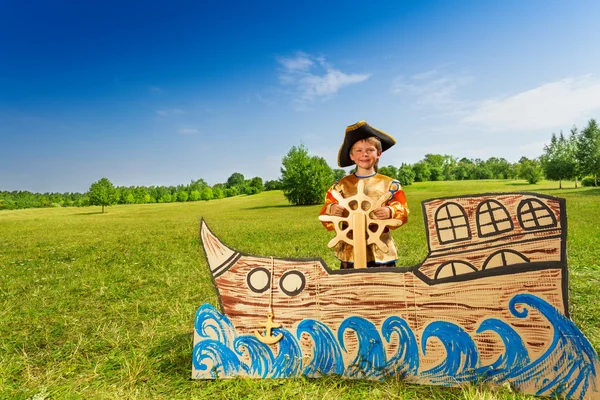 Junge im Piratenkostüm hält das Steuer in der Hand — Stockfoto