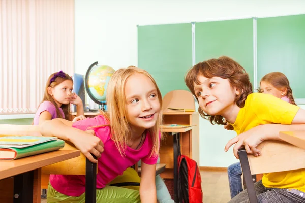 Ragazzo e ragazza parlando a scuola — Foto Stock