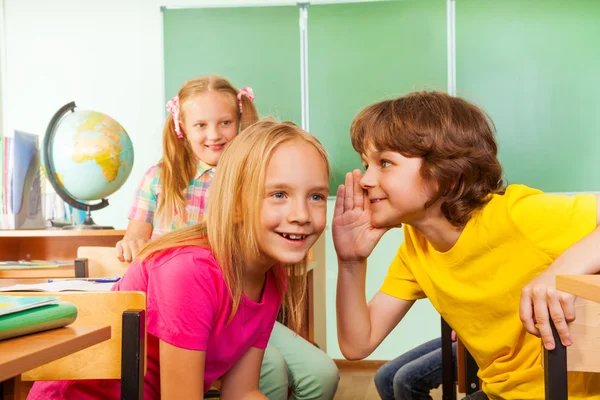 Pojken berättar hemligheten till flicka — Stockfoto