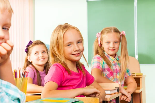 Filas de escritorio con alumnos — Foto de Stock