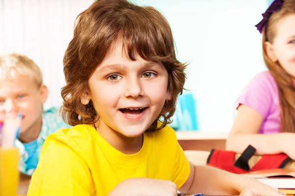Улыбающийся мальчик во время урока — стоковое фото